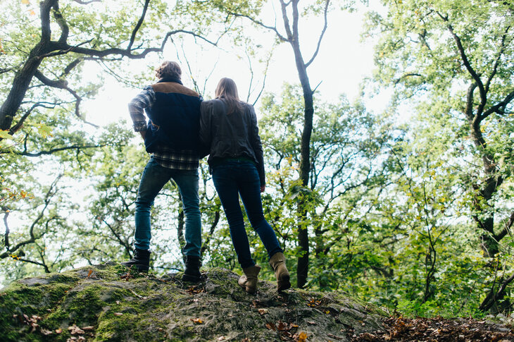 Junger Paar steht im Wald