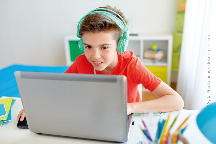 Kinder und Jugendliche bewegen sich zunehmend in individualisierten Kommunikationsräumen, in denen sie mit ihren Stars (z. B. Influencern) in Dauerkontakt stehen und für ihre Peers jederzeit erreichbar sind. Gleichzeitig schwinden medienfreie Auszeiten und die Relation zwischen medialen Vorbildern und dem „echten” Leben verschwimmen. 